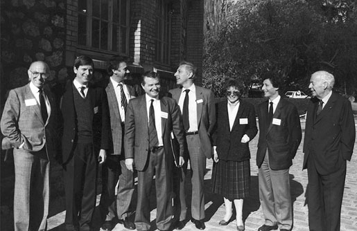 This remarkable photograph was taken in the park of the Institut Pasteur Annex in Garches, near Paris, during a break of a "100 guards meeting" in 1987. From left to right: Jonas Salk, Jean- Claude Gluckman, Jean-Claude Chermann, Luc Montagnier, Robert Gallo, Françoise Barré-Sinoussi, Willy Rozenbaum, Charles Mérieux. 